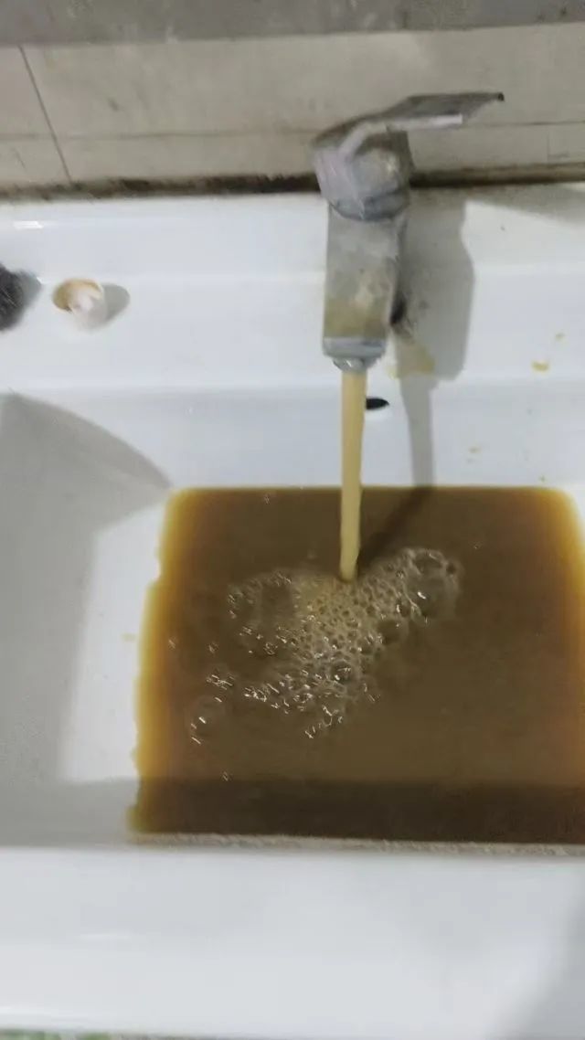 万载县三兴镇村民反映水质浑浊用不了 被迫买桶装水