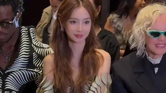 杨颖带小海绵香港定居！儿子背爱马仕超暖心，外婆同行拎购物袋封面图