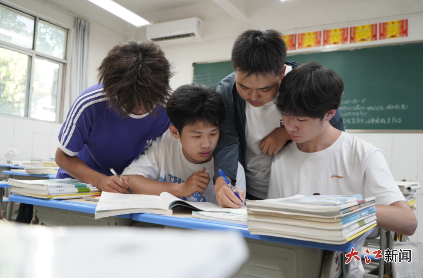 劉宏基與同學(xué)們討論習(xí)題