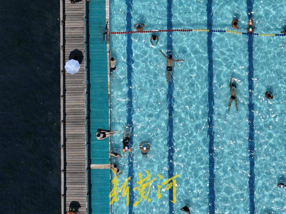 一年四季 泉在济南丨泉城高温持续，市民泉水浴场戏水享清凉