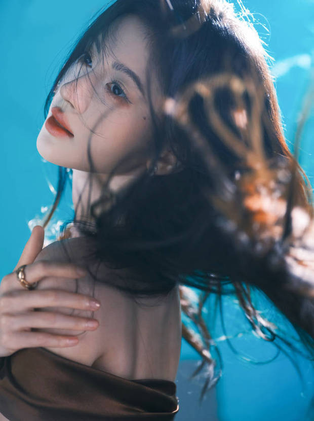 鞠婧祎一袭流光抹胸裙氛围感超绝