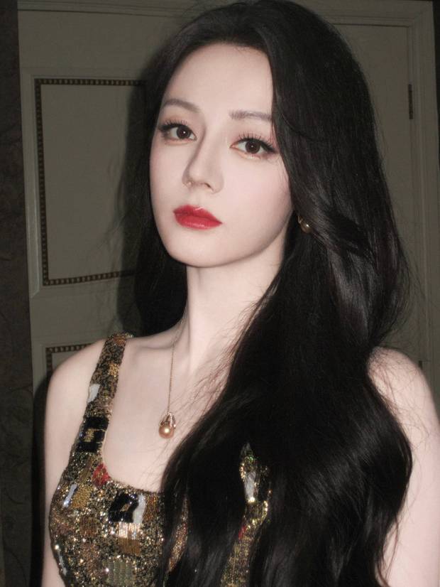 迪丽热巴眼神灵动，电力十足。