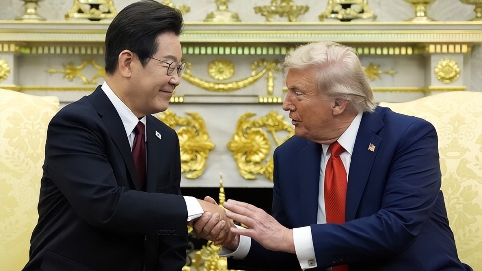 我在白宫向美韩总统提问，特朗普当场邀请李在明一同访华