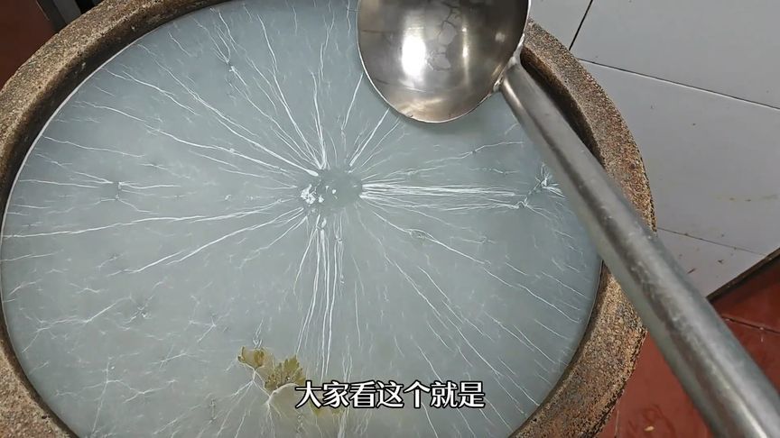 甘肃厨师请南方朋友吃浆水面，直言味道太好连汤都喝光