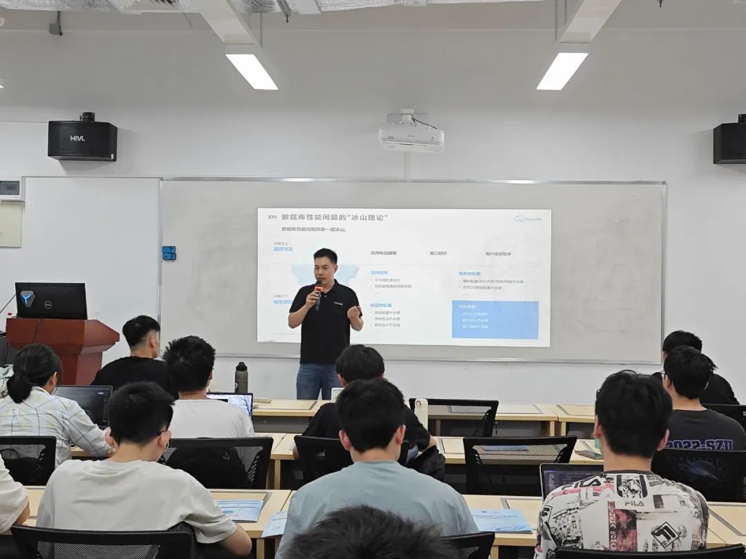 图：深算院技术专家张建龙为深大同学讲解SQL优化的关键技巧。