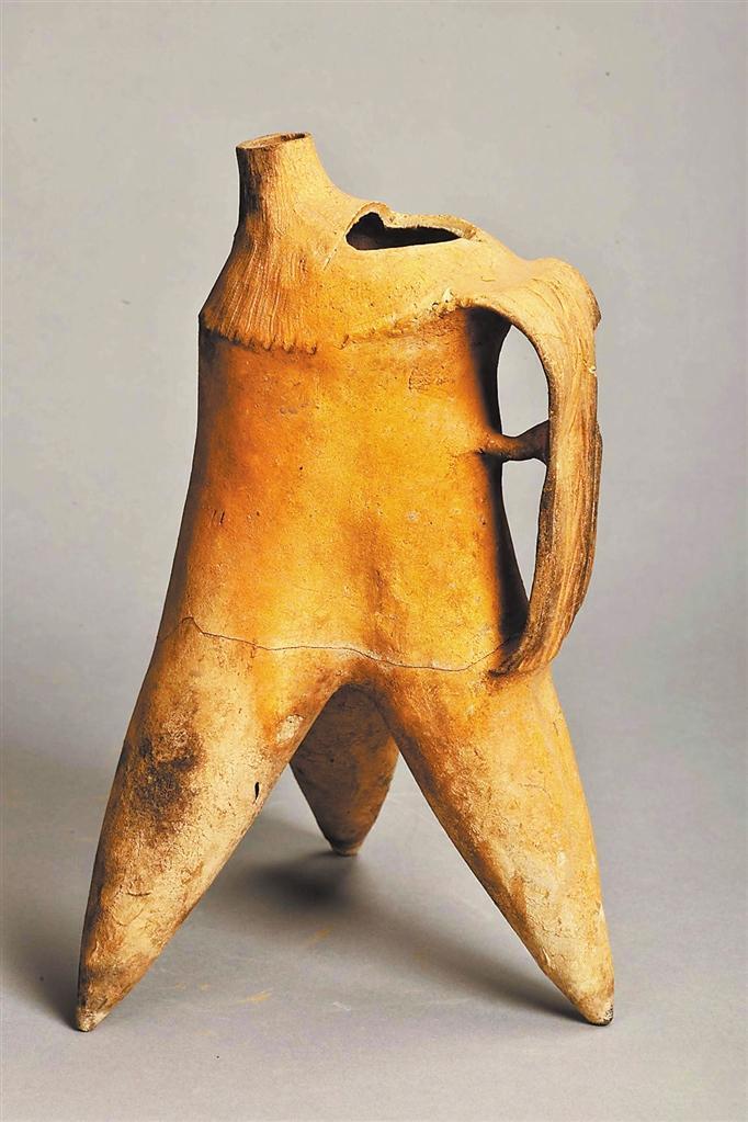 齐家文化三足盉　齐家文化博物馆藏