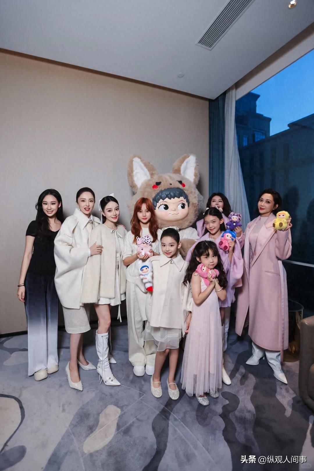 盛典上：李小璐嫩了，赵文卓女儿抢镜，董璇脸僵，只有黄奕没带娃(图1)