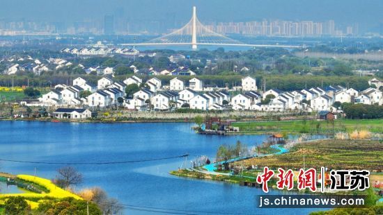 鹅湖度假区全景导览图；2、度假区内的古镇风景；3、俯瞰度假区。鹅湖镇供图