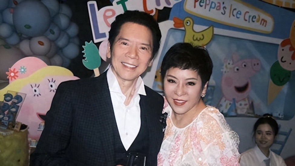 曝向佐疑欠债800万4年不还！知名歌手发视频控诉，向太评论区沦陷