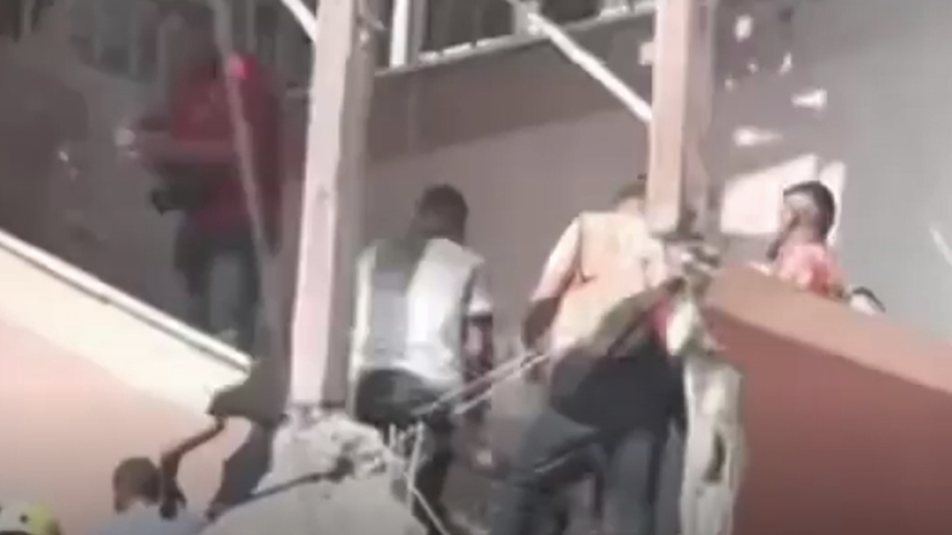 以军袭击加沙地带南部一医院，致3名记者在内14人死亡