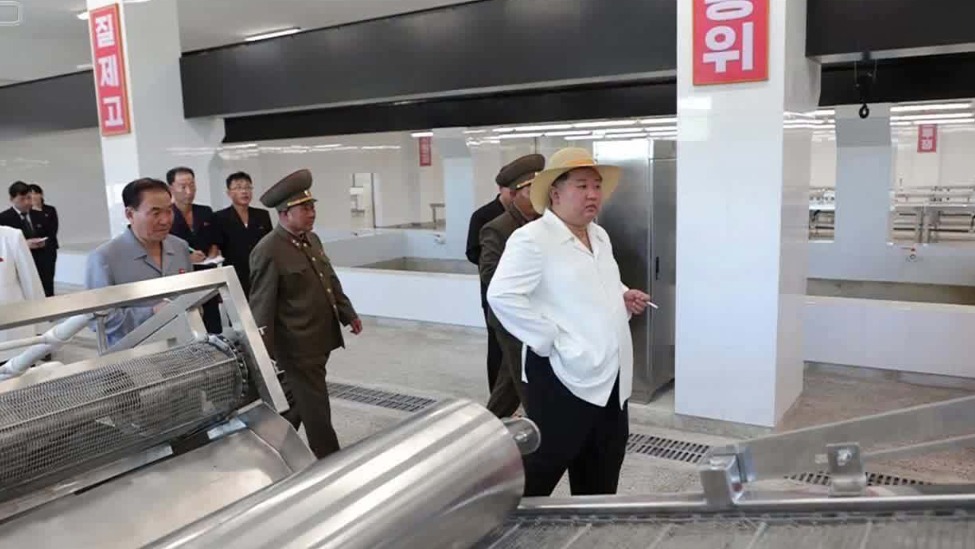 金正恩视察完工的浅海养殖事业所和住宅