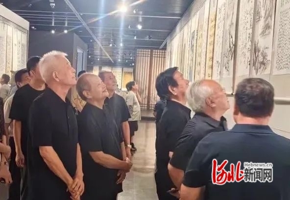 图为开幕式上,大家参观书画展。
