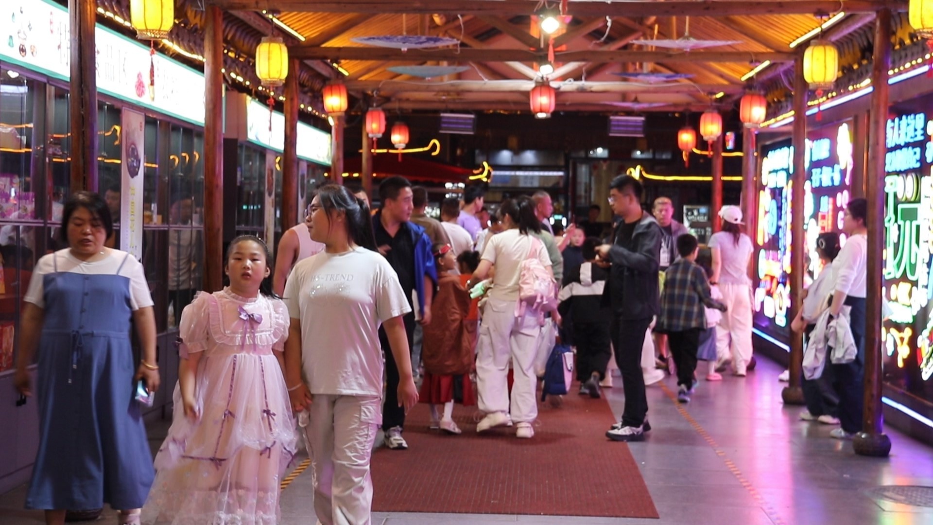 游客众多的岷县夜市(岷县县委宣传部供图)