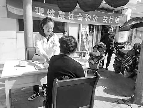 西部计划志愿者白艳(左一)在为高龄老人做健康检查 (团省委供图)