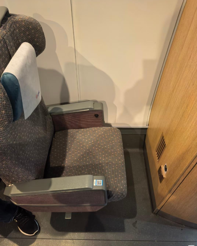 特等座腿部空间较为狭窄