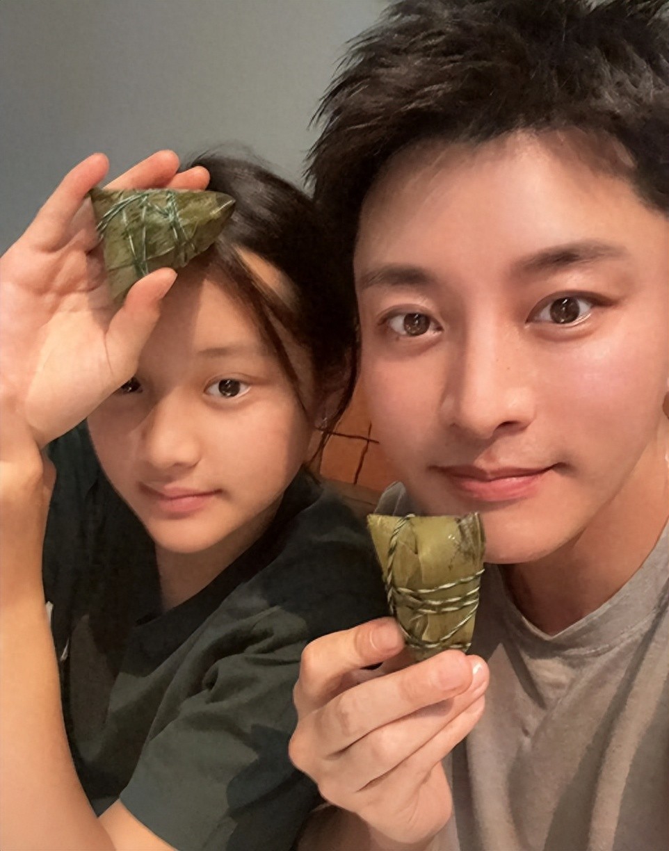 钱赚够了不装了？贾乃亮两招替甜馨挽回面子，还给董璇出了口恶气(图1)