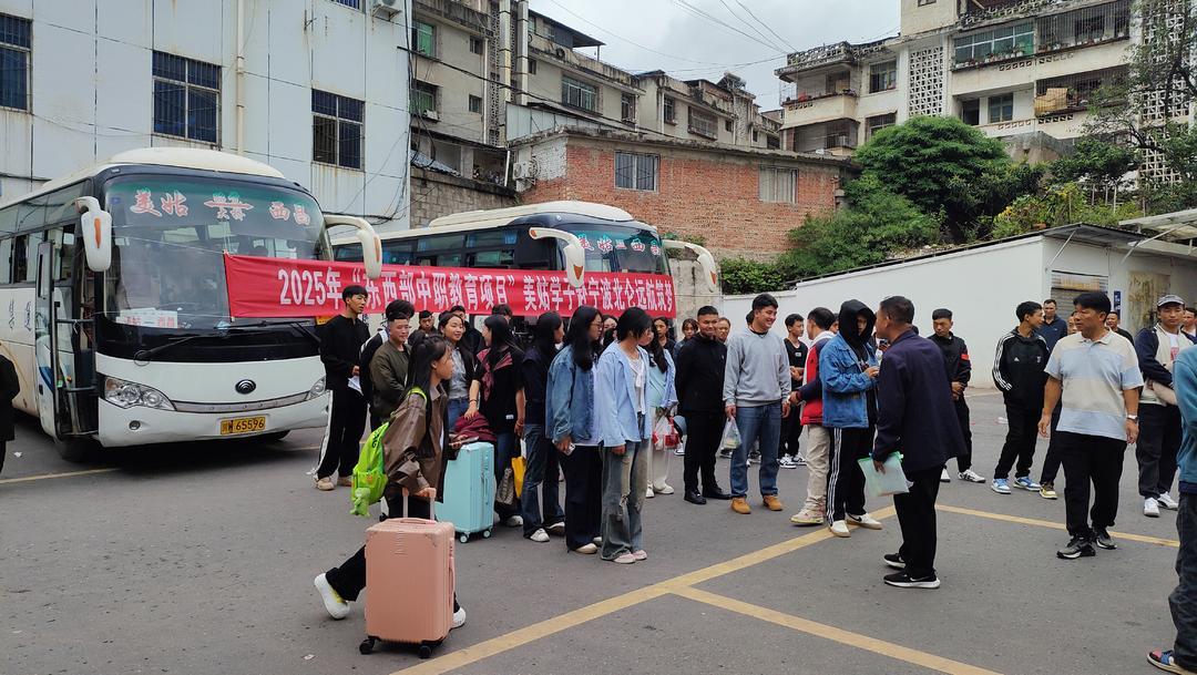 美姑学子陆续在美姑汽车站集合 照片均由范晓磊拍摄