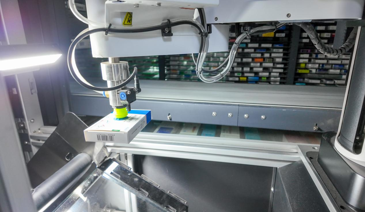 智慧药房的机械臂正在运输药品