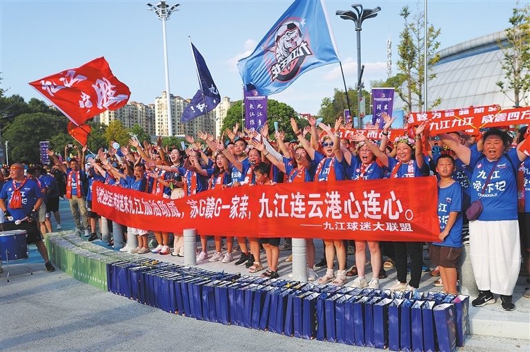 九江球迷唱響“九江戰歌”歡迎連云港球迷。
