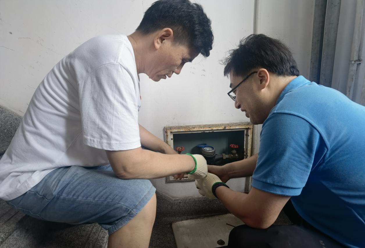 工作人员安装智能水表