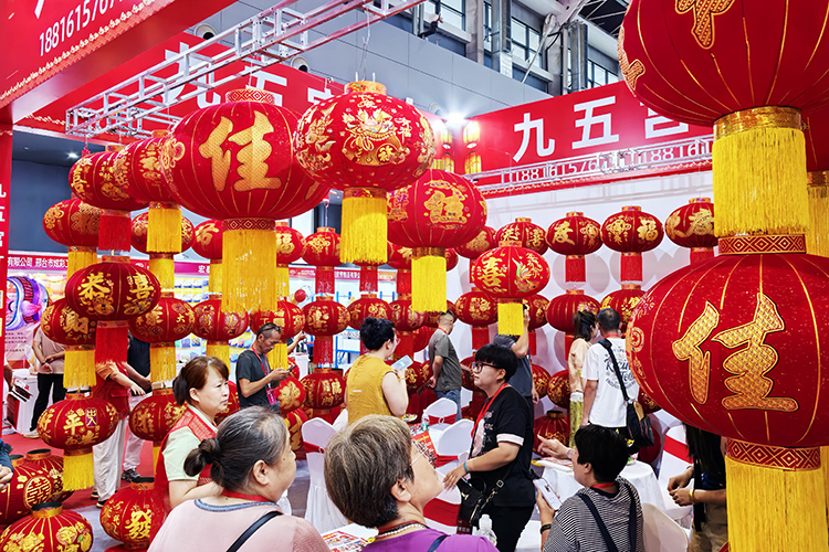 8月23日，2025藁城·宫灯第三届产业博览会在石家庄国际会展中心开幕。图为博览会现场。