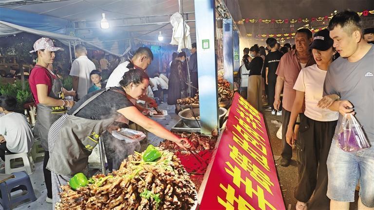 8月23日,在靖边县长城路“清爽榆林·阜美靖边”提振消费季促消费活动现场的摊位前,游客选购特色美食。