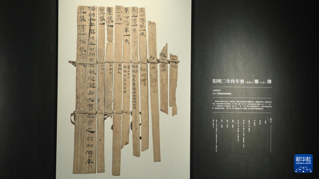 这是在甘肃简牍博物馆“书于简帛”展厅拍摄的基本陈列展览一角（2023年10月25日摄）新华社记者　张智敏　摄