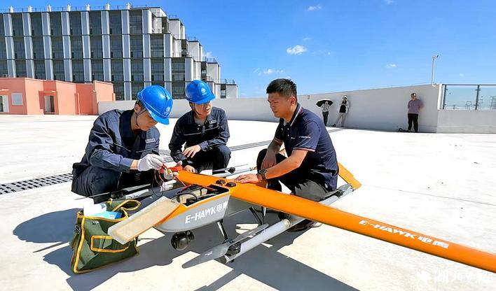 工作人员为飞行做准备 通讯员供图