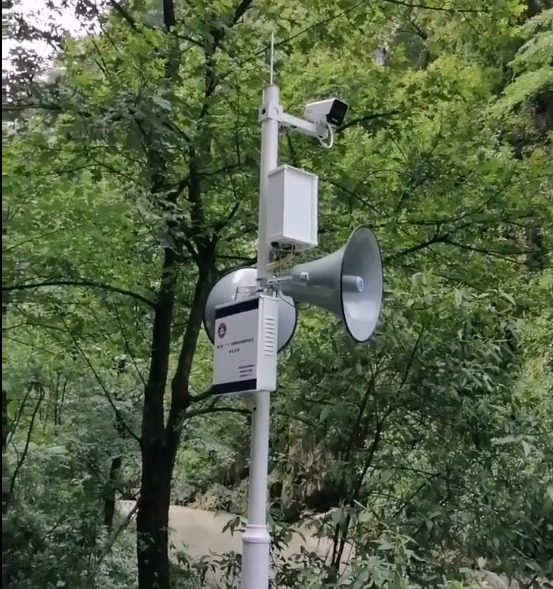▲南川区设置在河道边的AI识别和语音播报装置。市应急管理局供图