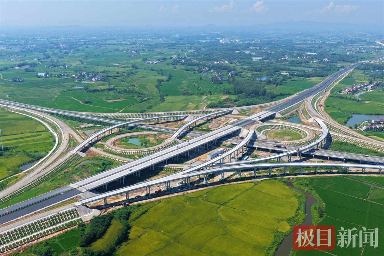 位于六安市舒城县柏林乡和襄高速一标柏林枢纽互通，道路在广袤的绿野间气势恢宏地铺展开来。匝道如灵动的丝带相互缠绕，巧妙地交织出变形苜蓿叶的形状。.jpg