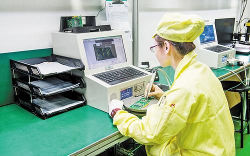 8月13日，在河北网新数字技术集团股份有限公司电子车间内，工人正在作业。 河北网新数字技术集团股份有限公司供图