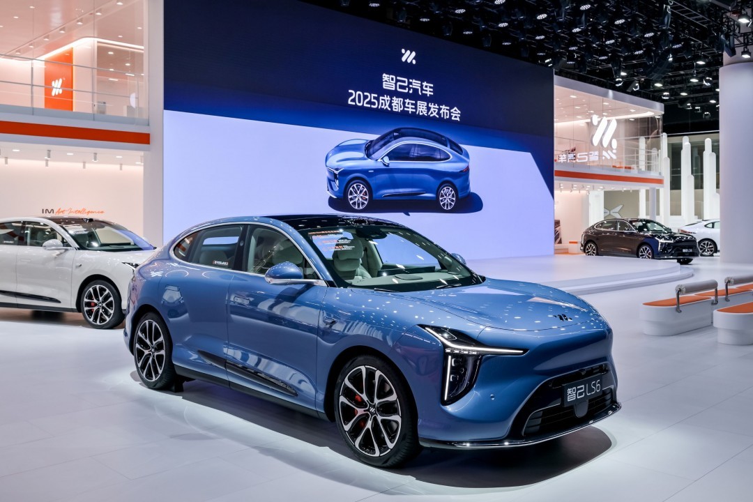 2025成都车展:全新深蓝S07亮相成都车展,豪华、舒适、智能、续航越级