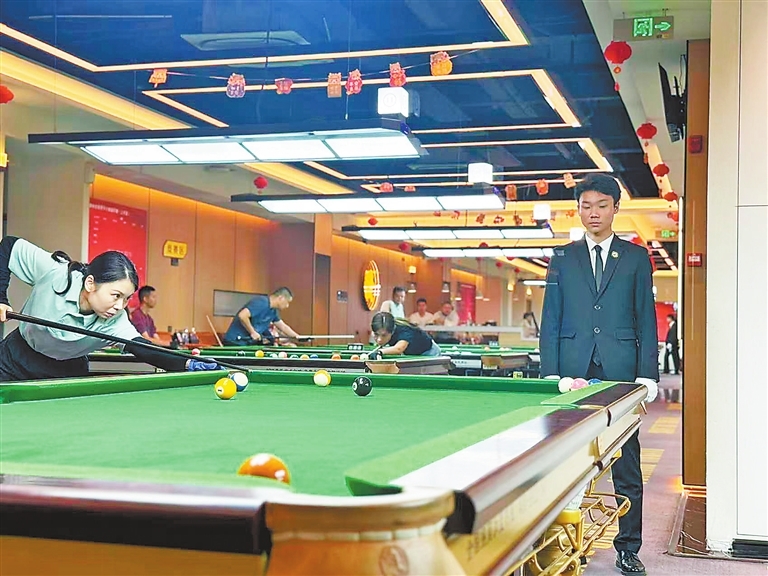 南昌市台球协会裁判正在执裁比赛。江西日报全媒体记者 付 强摄