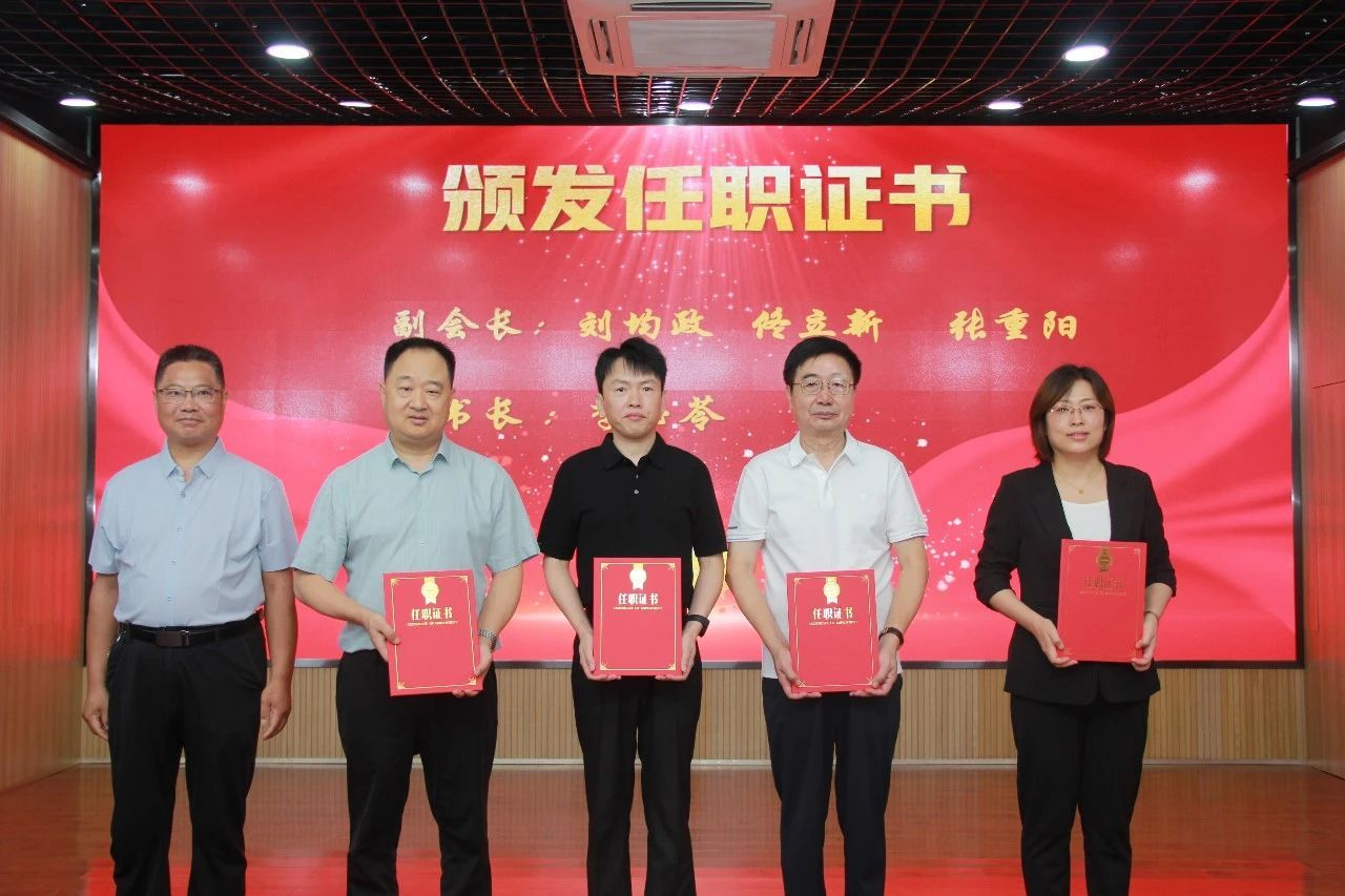 运河区科协技术协会党组书记、主席朱敬桥为当选的秘书长、副会长颁发任职证书。