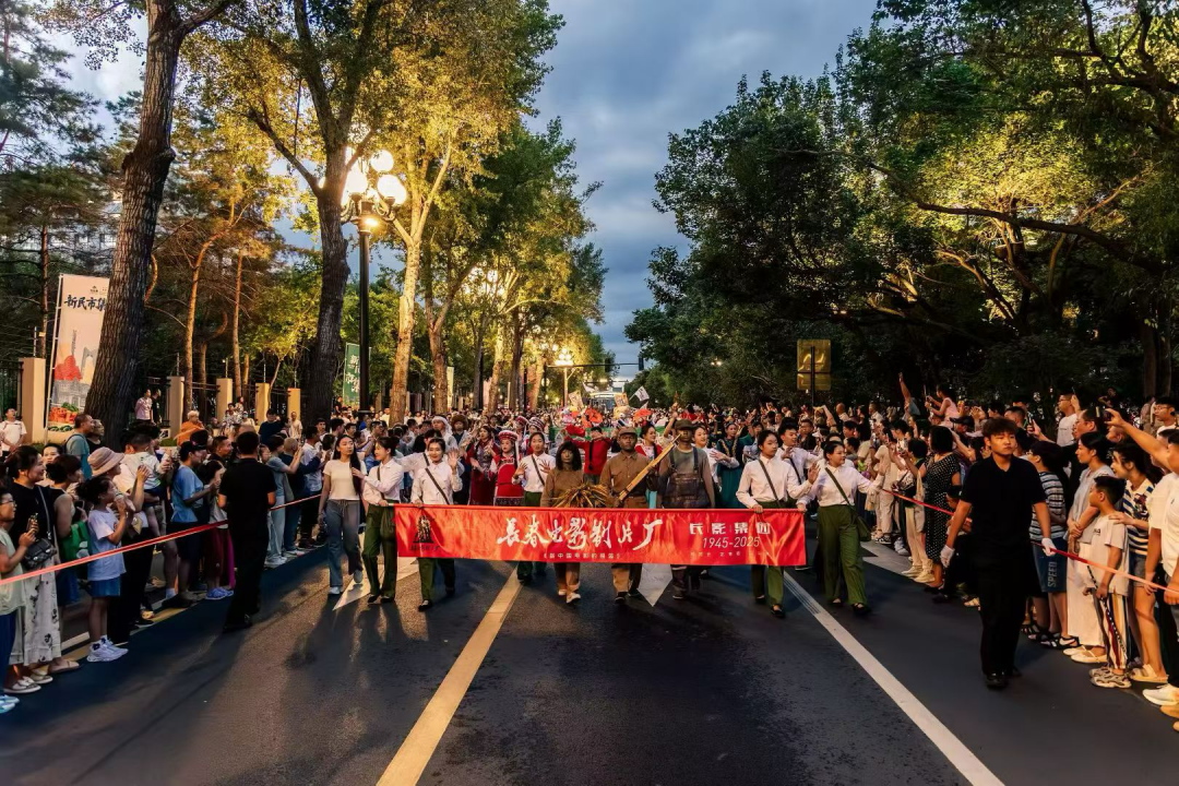 第二十届长春电影节期间，长影集团在新民大街举办的光影市集活动。董梁/摄