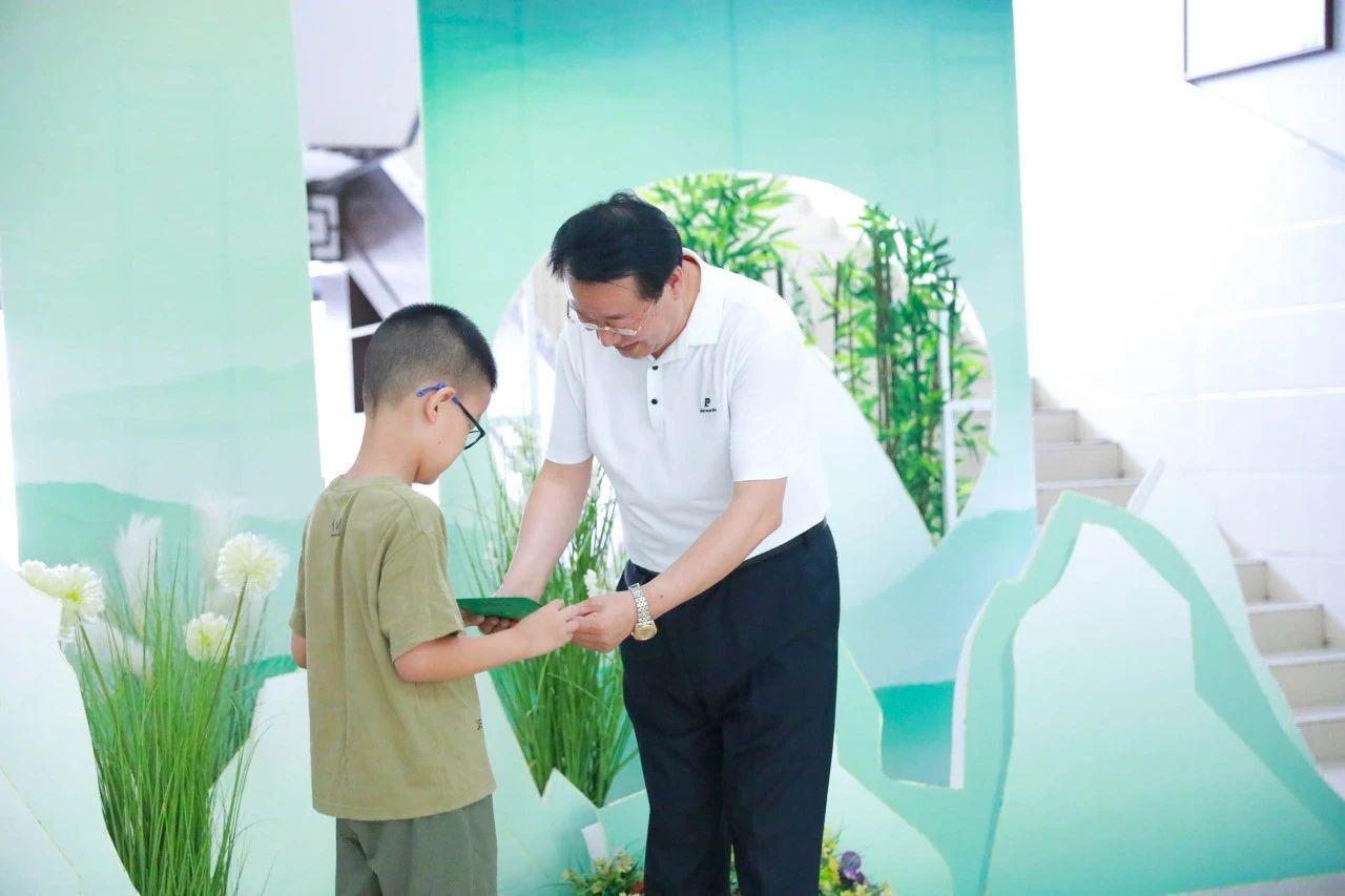 学校为孩子们颁发入学通知书