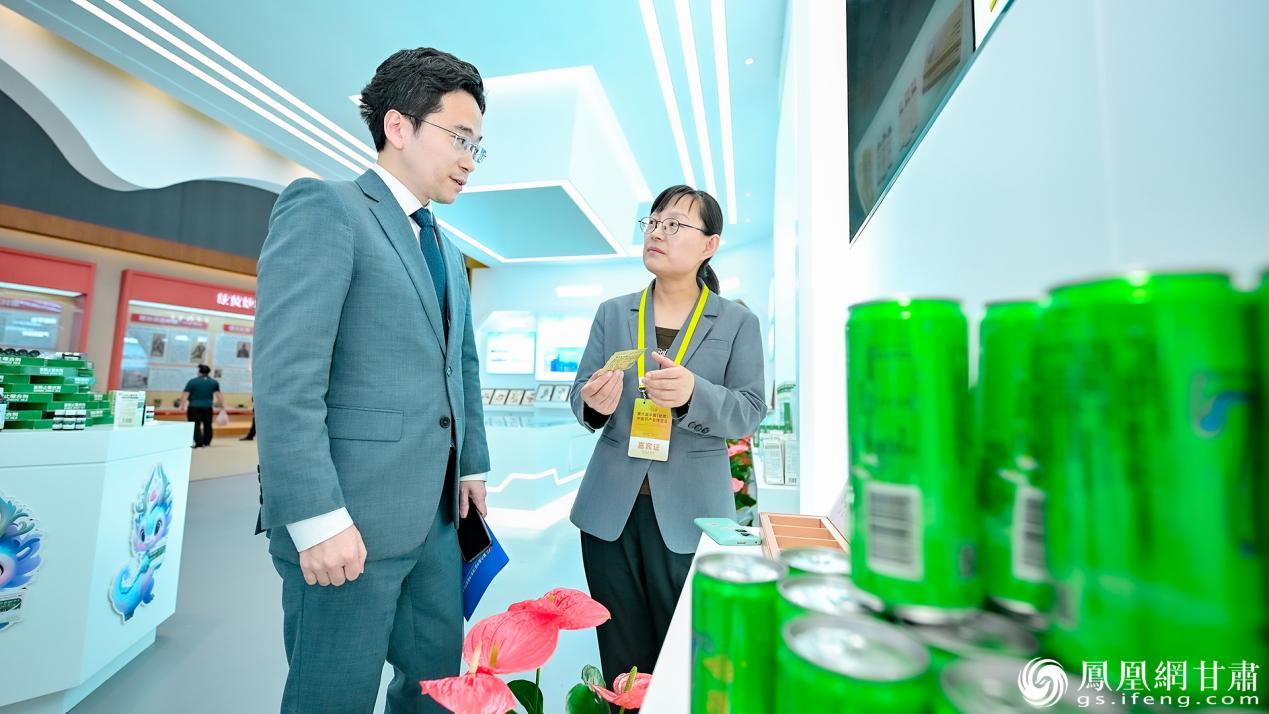 韩国韩中议员联盟事务局首任局长李国峰(左)与甘肃药业集团旗下陇神戎发药业股份有限公司总经理宋月红深入交流
