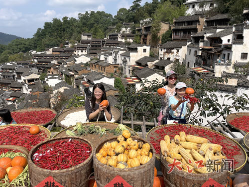 游客在婺源縣篁嶺古村拍照。大江網視覺江西 艾世民 攝