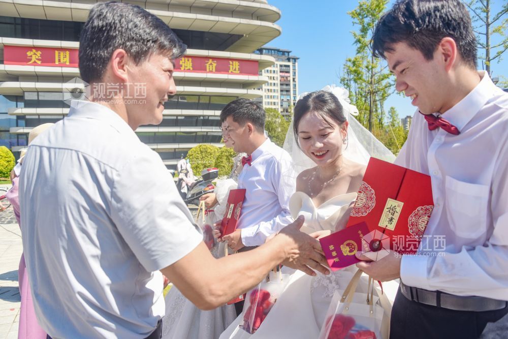 给新人颁发结婚证书。