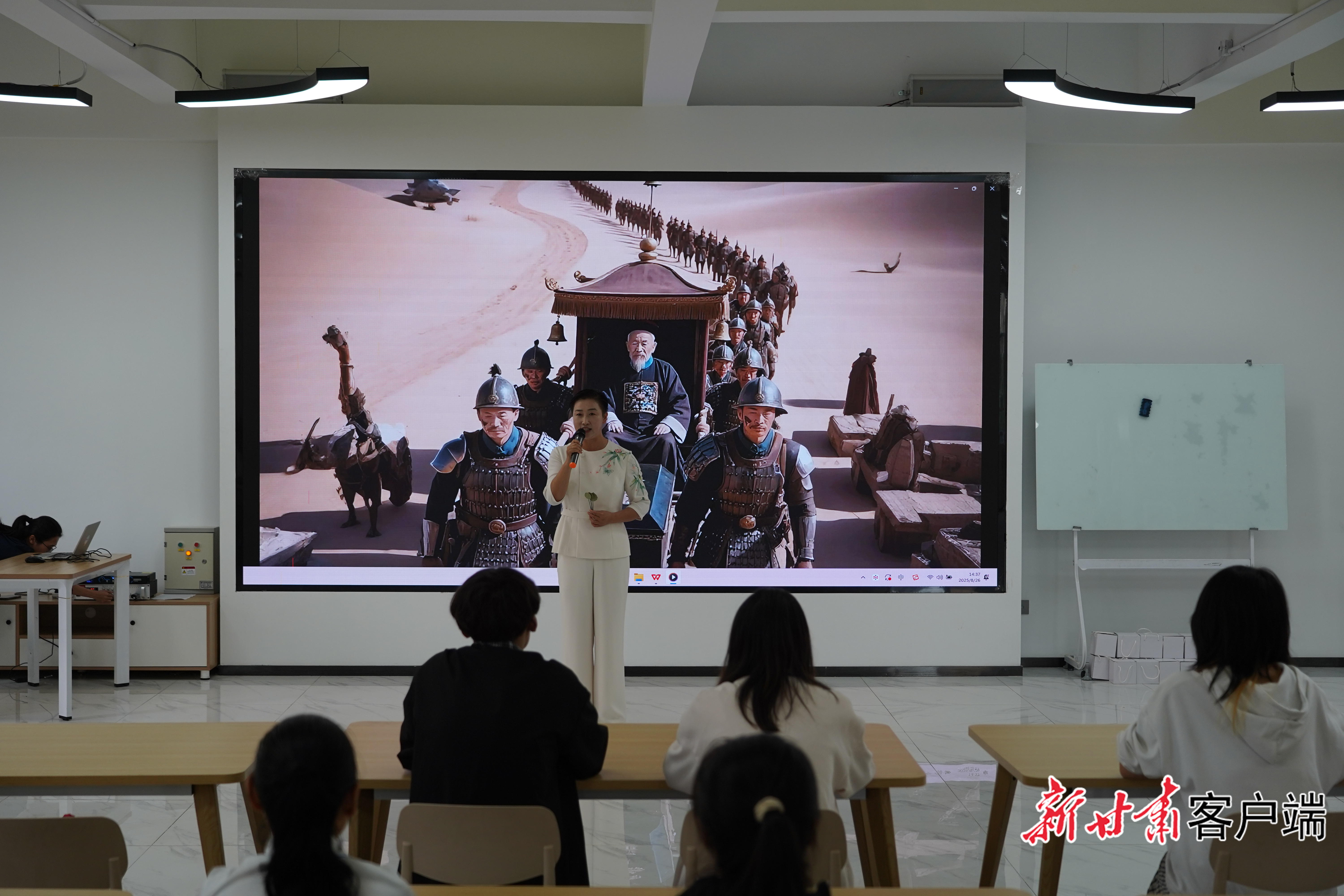 嘉峪关市社科联干部闫喜梅手拿树叶讲述嘉峪关守护生态家园的感人故事（兰州市委宣传部供图）