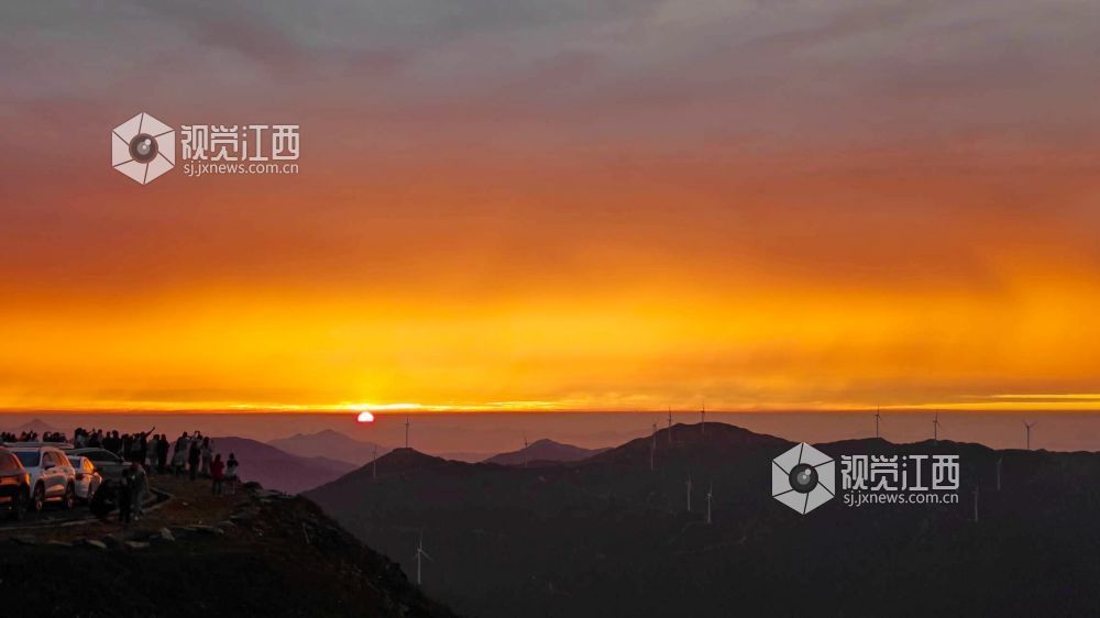 2025年8月24日，江西遂川與上猶交界的筑峰頂迎來絕美時刻，天空被染成橙紅，云海翻涌似人間仙境，山巒在光影中若隱若現，吸引眾多游客奔赴，沉浸式感受大自然的氣息。