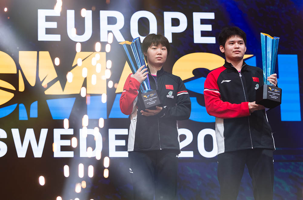 蒯曼(左)、林诗栋在混双颁奖礼上。图片来自WTT官网