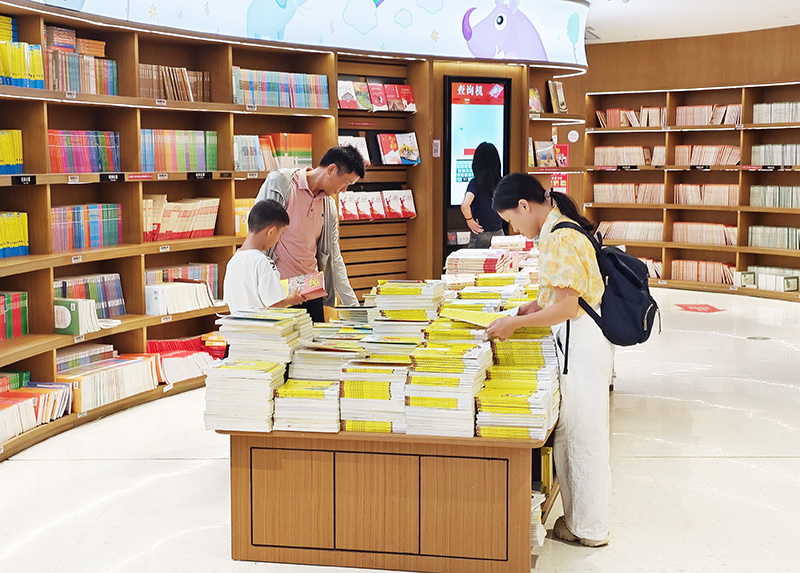 ▲南昌八一广场的南昌书城内,消费者正在挑选图书。 本文照片均由涂鸿伟拍摄