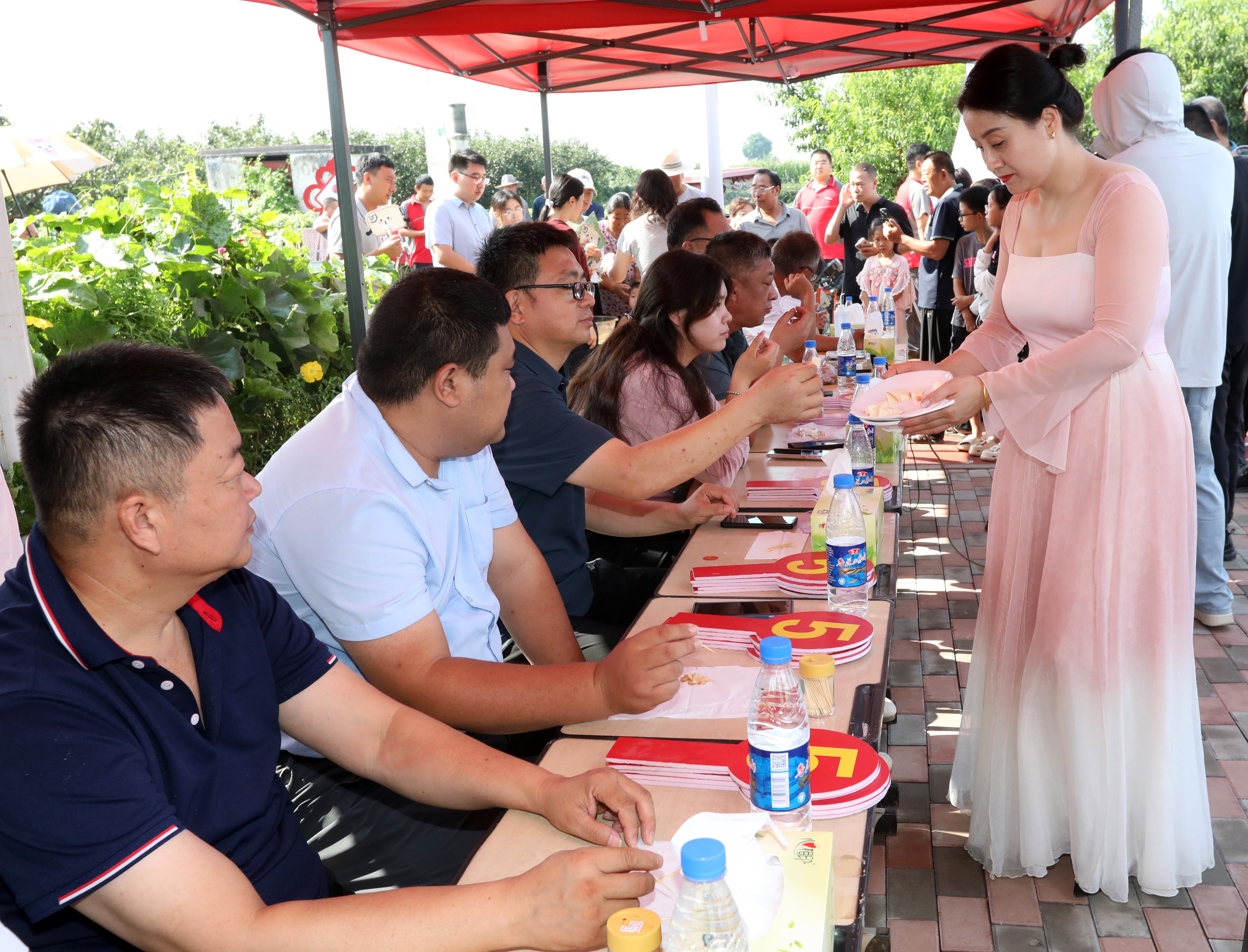 8月25日，在深州市穆村镇“桃王争霸赛”现场，评委品尝蜜桃。武志库 摄