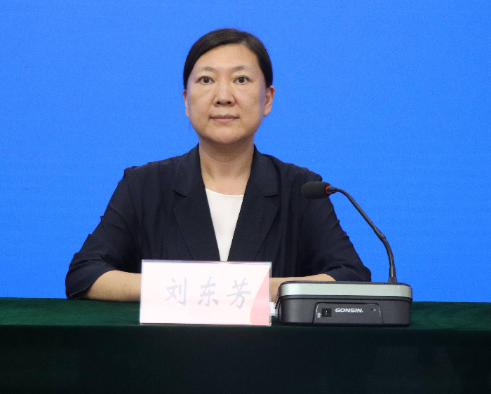 滨州市科技局党组成员、副局长刘东芳回答记者提问。
