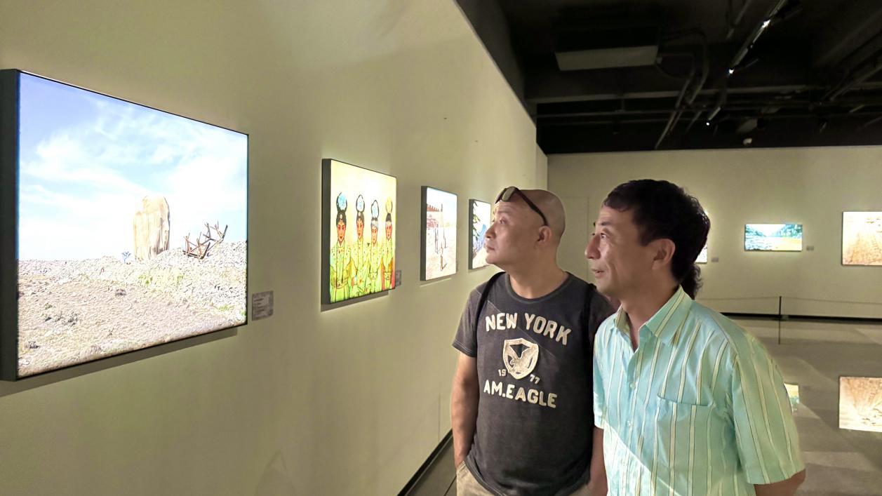 观众观赏摄影展