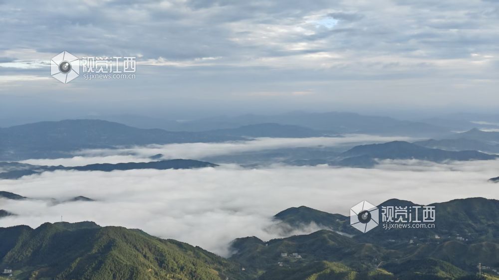 2025年8月24日，江西遂川與上猶交界的筑峰頂迎來絕美時刻，天空被染成橙紅，云海翻涌似人間仙境，山巒在光影中若隱若現，吸引眾多游客奔赴，沉浸式感受大自然的氣息。