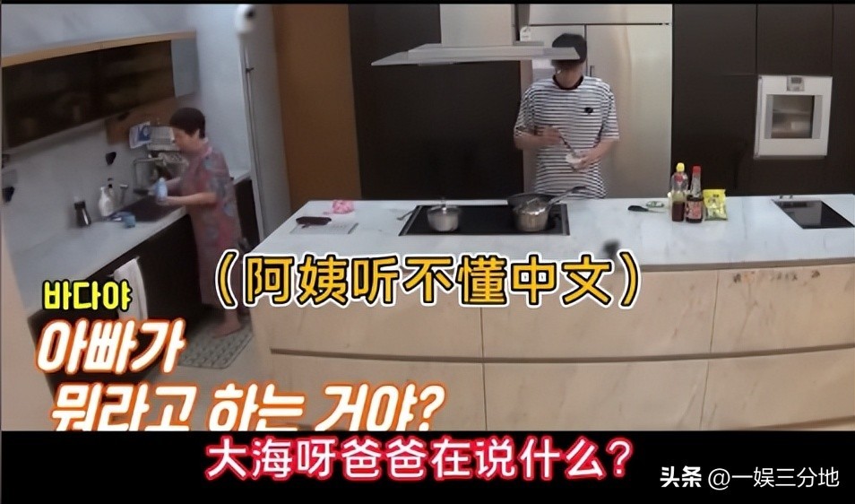 近距离看秋瓷炫，双下巴明显，脸肿的崎岖不平，带着儿子斜眼看人(图8)