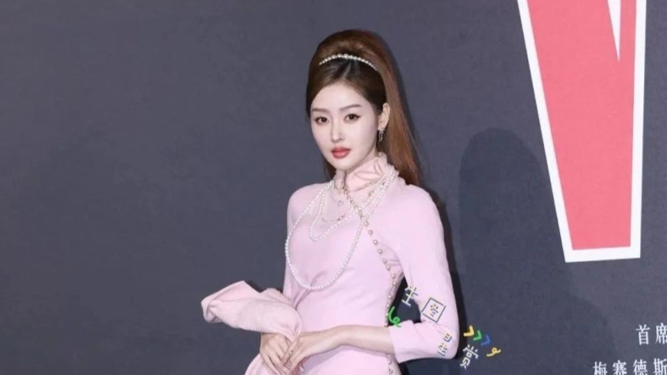 张天爱不愧是红毯Queen，“死亡芭比粉”都能穿出女神感，又甜又飒的气质爱了封面图