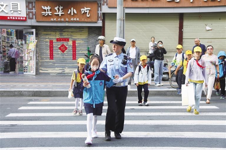 民警护送学生过马路 颜维俊 苏晓 摄